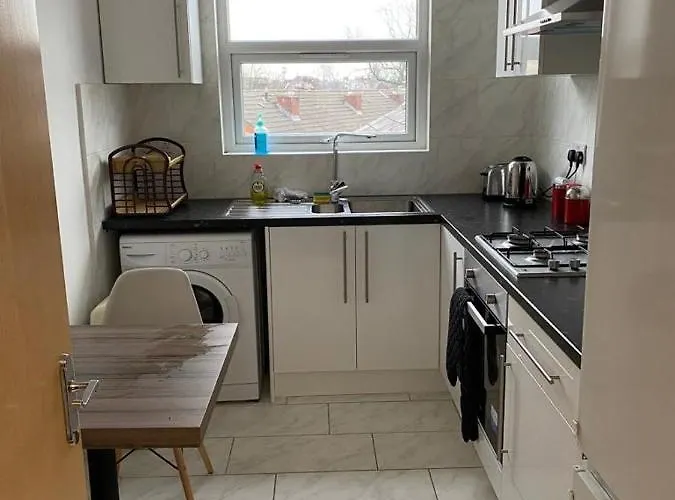 2 Bedroom Flat With Free Parking In Manchester