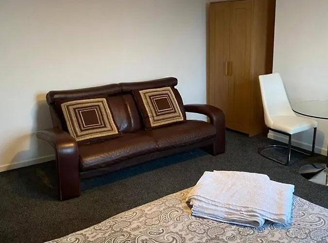2 Bedroom Flat With Free Parking In Manchester